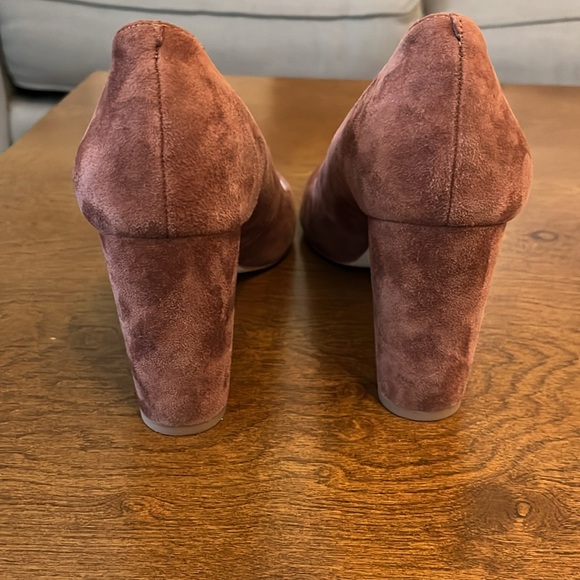Brown suede Ann Taylor pumps. Chunky heel round toe - Picture 6 of 6
